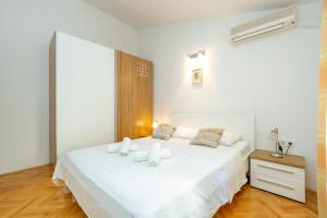 Apartments by the sea Duce, Omis - 946