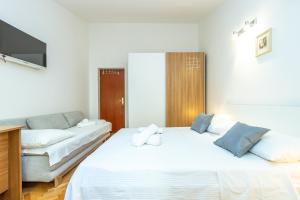 Apartments by the sea Duce, Omis - 946