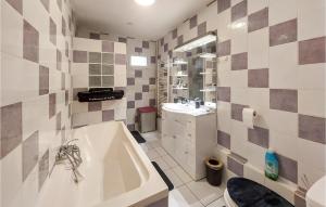 Maisons de vacances Beautiful Home In Grand-Fort-Philippe : photos des chambres