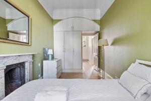 Germaine Greers Legacy Flat in Hyde Park, Central London