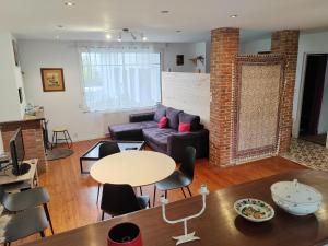 80 m2 appartement indépendant, 4 personnes et plus, piscine et jardin Direct Gare Aéroport