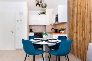 Chic206 Retreat: Modern 1BR Gem with Balcony by NW