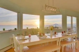 Oceanfront Kenai Villa with Fireplace and Deck - كيناي