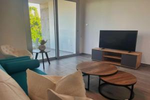 Phaedrus Living Coral Suites Aura