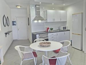 NEW SEAFRONT DREAMING VIEW APARTMENT, Los Cristianos