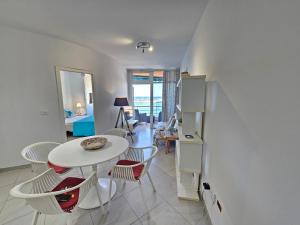 NEW SEAFRONT DREAMING VIEW APARTMENT, Los Cristianos
