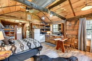 Quaint Abbeville Cabin Studio with Gas Grill!