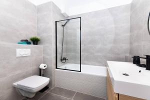 Chic207 Retreat: Modern 1BR Gem with Parking by NW