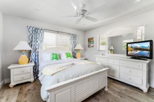 Screened Heated Pool Walk to Beach Sleeps 8