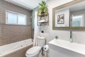 Screened Heated Pool Walk to Beach Sleeps 8