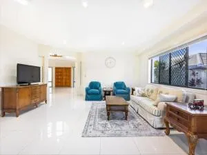 Seaside Modern and Luxurious Mansion with Pool - Birkdale