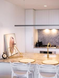 Conveniently located 2BR apt with rooftop pool at Milt