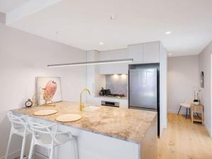 Conveniently located 2BR apt with rooftop pool at Milt