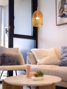 Conveniently located 2BR apt with rooftop pool at Milt