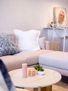 Conveniently located 2BR apt with rooftop pool at Milt