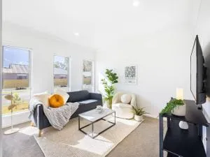 Well-decorated 4BR Family home steps to mall - Marsden