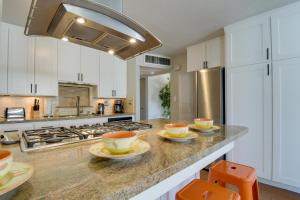 Pool, Hot Tub and Next to Papago Park! Family Escape