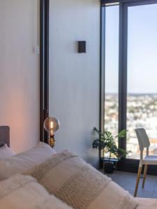 Story Bridge and City View Skyhigh Luxe 2 bed Unit