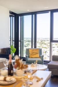 Story Bridge and City View Skyhigh Luxe 2 bed Unit