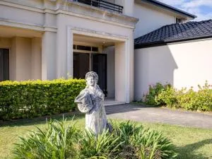 Charming 4BR House and Cozy Garden - Doolandella