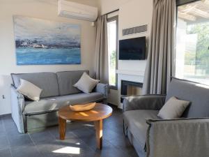 Sea breeze suites Mistral 4 per with private pool