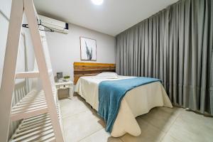 272 - Apartamento com 02 dormitórios a 200m da Praia de Canto Grande