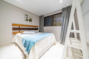 272 - Apartamento com 02 dormitórios a 200m da Praia de Canto Grande