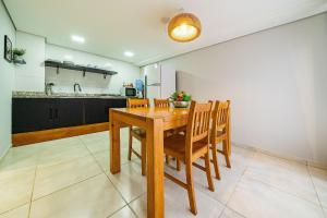 272 - Apartamento com 02 dormitórios a 200m da Praia de Canto Grande