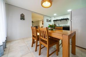 272 - Apartamento com 02 dormitórios a 200m da Praia de Canto Grande