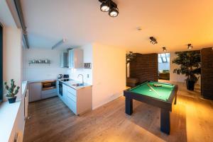 5BR+2Bath Old Town Industrial Penthouse, AC