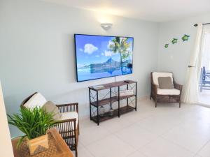 Waterfront Luxury Retreat: 2-Bed Villa Sea Life