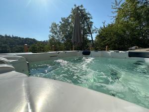 Villas River Villa with amazing view + Jacuzzi, Garden, Forest access : photos des chambres