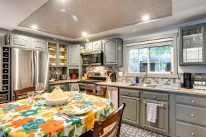 Hot Tub and Fire Pit Access! Peaceful Renton Retreat