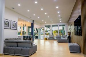 Lake Home: Relax and Unwind in Mission Hidden Gem