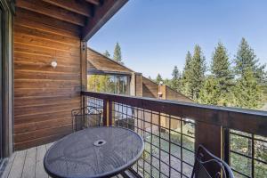 On-Site Skiing Truckee Studio with Balcony