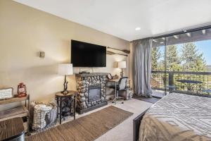 On-Site Skiing Truckee Studio with Balcony
