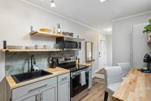 Pet-Friendly Kent Vacation Rental, Walk to Lake!