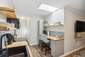 Pet-Friendly Kent Vacation Rental, Walk to Lake!