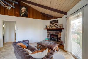 Beech Mountain Cabin with Hot Tub 1 Mi to Slopes!