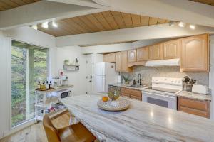 Beech Mountain Cabin with Hot Tub 1 Mi to Slopes!