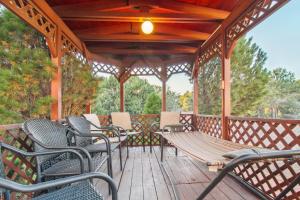 Patio, Grill & Fire Pit: Show Low Escape!