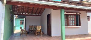 Casa com piscina á cinco minutos da praia com vaga para 3 carros