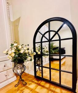 Cozy Self Contained Studio with Seperate Spacious Living room -Just a Stones Throw from Newly Renovated Knox Westfield in East Melbourne