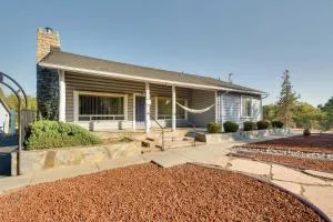 Waterfront Mariposa Vacation Rental with Hot Tub - Bootjack