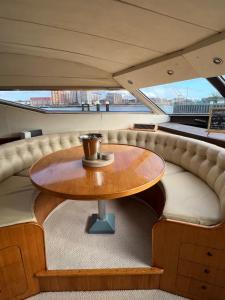 SUPERYACHT ON TOWN QUAY MARINA, SOUTHAMPTON - Very close to city centre and cruise terminals - free parking included