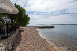 Apartments by the sea Mandre, Pag - 18239 