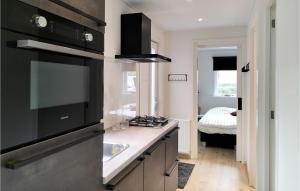 2 Bedroom Awesome Home In Heinkenszand