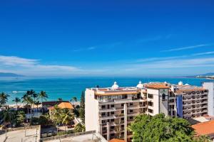 A FEW BREEZY STEPS TO THE BEACH ~LUXURIOUS STAY~