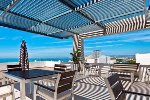 A FEW BREEZY STEPS TO THE BEACH ~LUXURIOUS STAY~