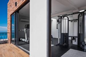 A FEW BREEZY STEPS TO THE BEACH ~LUXURIOUS STAY~